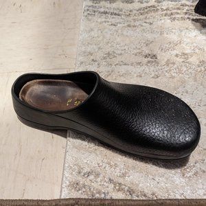 MENS SIZE 13 US BIRKENSTOCK NON SLIP CLOGS